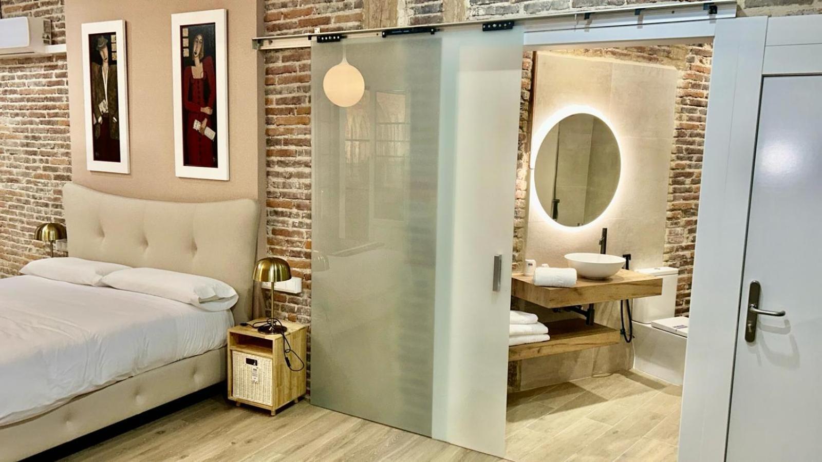 Albany Ancha Hotel Leon Ngoại thất bức ảnh A sliding door made of tempered glass