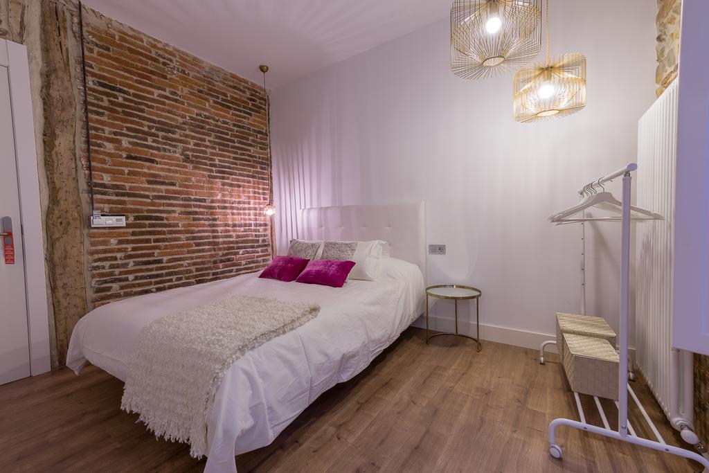 Albany Ancha Hotel Leon Ngoại thất bức ảnh A bedroom in a hotel in Spain